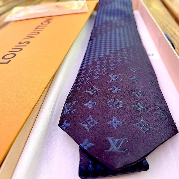 🔥🎁LV HOLIDAY 26’🎁🔥🆕💯LEGENDARY LOUIS VUITTON ICONIC BLUE MONOGRAM MIX TIE🔥